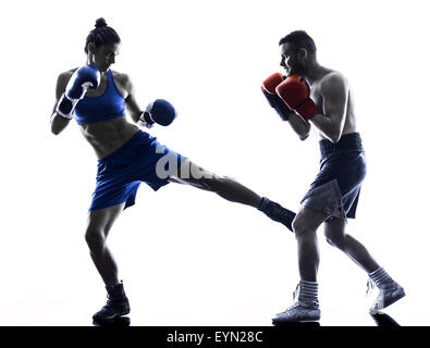 Una donna boxer boxing un uomo kickboxing in silhouette isolati su sfondo bianco Foto Stock