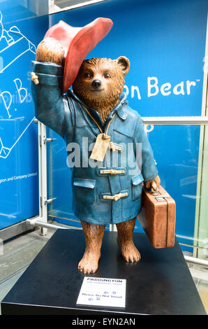 Una statua di Paddington recare presso la stazione di Paddington, London, England, Regno Unito Foto Stock