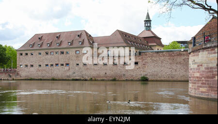Vecchia architettura dal fiume Ill nel quartiere Petite France di Strasburgo, capitale della regione Alsazia in Francia. Foto Stock