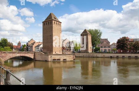 Strasburgo, Francia - 9 Maggio 2015: ponte medievale Ponts Couverts a Strasburgo, capitale della regione Alsazia in Francia. Foto Stock