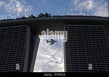 Singapore. 1 agosto, 2015. Una compagnia aerea di Singapore A380 dipinta con uno speciale Giubileo d oro livrea vola durante il Giubileo d oro Giornata Nazionale Parade (NDP) Anteprima su Agosto 1, 2015. Singapore ha tenuto un Giubileo d oro NDP anteprima come parte della celebrazione del suo cinquantesimo anniversario dell indipendenza del sabato. Credito: Quindi Chih Wey/Xinhua/Alamy Live News Foto Stock