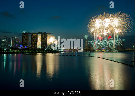 Singapore. 1 agosto, 2015. Coloratissimi fuochi d'artificio illuminano la skyline di Singapore durante il Giubileo d oro Giornata Nazionale Parade (NDP) Anteprima su Agosto 1, 2015. Singapore ha tenuto un Giubileo d oro NDP anteprima come parte della celebrazione del suo cinquantesimo anniversario dell indipendenza del sabato. Credito: Quindi Chih Wey/Xinhua/Alamy Live News Foto Stock