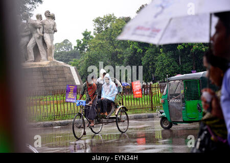 Dacca in Bangladesh. 01 Ago, 2015. In rickshaw bengalese pedale driver i loro veicoli attraverso pioggia pesante a Dhaka, nel Bangladesh. Il Agosto 01, 2015 Dopo forti piogge monsoniche causato allagato la maggior parte di area nella capitale Dhaka in Bangladesh. Le strade sono state parzialmente sommerso rendendo viaggi pericolosi. Un certo numero di risciò ciclo rovesciato nell'acqua. Credito: Mamunur Rashid/Alamy Live News Foto Stock