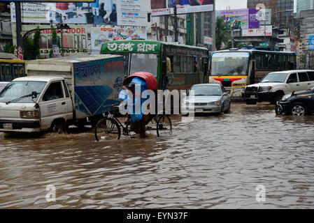 Dacca in Bangladesh. 01 Ago, 2015. Veicoli e rickshaws provare a guidare con i passeggeri attraverso le strade inondate di Dhaka dopo forti precipitazioni dovute quasi-standstill. Il Agosto 01, 2015 Dopo forti piogge monsoniche causato allagato la maggior parte di area nella capitale Dhaka in Bangladesh. Le strade sono state parzialmente sommerso rendendo viaggi pericolosi. Un certo numero di risciò ciclo rovesciato nell'acqua. Credito: Mamunur Rashid/Alamy Live News Foto Stock