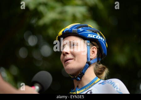 Londra, Regno Unito. 01 Ago, 2015. Emma Johansson (Orica AIS) viene intervistato prima di Prudential RideLondon Grand Prix al Mall, Londra, Regno Unito il 1 agosto 2015. Johansson è portatore di una telecamera per il suo moto che è stato utilizzato per la prima volta in tutto il mondo per la trasmissione live durante un evento di strada. Credito: Andrew Torba/Alamy Live News Foto Stock