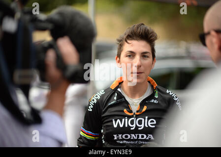 Londra, Regno Unito. 01 Ago, 2015. Giorgia Bronzini (Wiggle-Honda) viene intervistato prima di Prudential RideLondon Grand Prix al Mall, Londra, Regno Unito il 1 agosto 2015. Bronzini è trasportare un bike-telecamera, che viene utilizzato per la prima volta nella storia per la trasmissione in diretta di un evento su strada. Credito: Andrew Torba/Alamy Live News Foto Stock