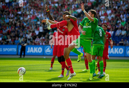 Hannover, Germania. 1 agosto, 2015. Sunderland's Billy Jones e Hannover di Felipe (l) di competere per la palla durante il soccer amichevole tra Hannover 96 e AFC Sunderland al HDI-Arena di Hannover in Germania, 1 agosto 2015. Foto: Alexander KOERNER/DPA/Alamy Live News Foto Stock