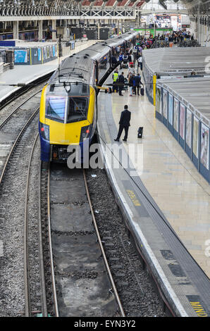 Una piattaforma con il treno in attesa presso la stazione di Paddington, London, England, Regno Unito Foto Stock