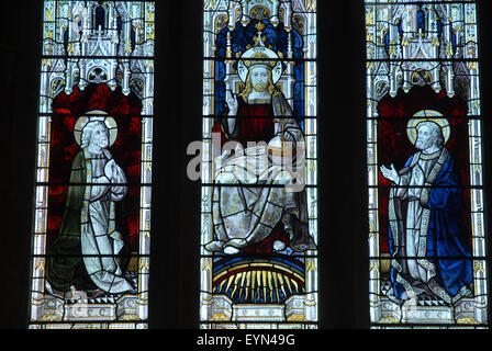 Finestra di vetro colorato nella chiesa di Sant'Andrea, Yetminster, Dorset, Inghilterra Foto Stock