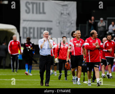 Londra, Regno Unito. 01 Ago, 2015. La pre stagione amichevole. Fulham contro il Crystal Palace. Il palazzo di cristallo il Manager di Alan Pardew applaude la folla come egli arriva sul credito al passo: Azione Plus sport/Alamy Live News Foto Stock
