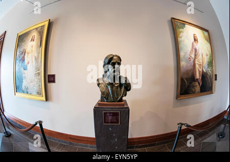 Decorata lobby del centro conferenze con dipinti e sculture, Salt Lake City, capitale dello Utah, Stati Uniti d'America Foto Stock