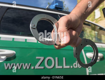 Freiburg, Germania. Il 20 luglio, 2015. Illustrazione - un funzionario doganale conserva la sua manette nella parte anteriore di un veicolo ufficiale a Friburgo in Germania il 20 luglio 2015. Foto: PATRICK SEEGER/DPA/Alamy Live News Foto Stock