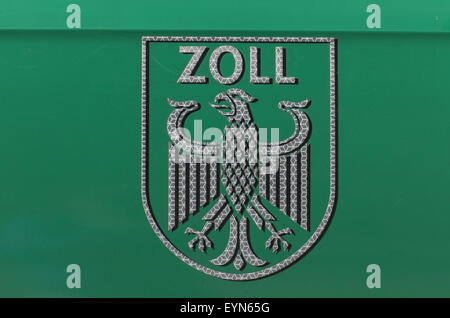 Freiburg, Germania. Il 20 luglio, 2015. Illustrazione - il 'ZOLL' logo della dogana tedesca funzionari sul lato di un veicolo in Freiburg, Germania, 20 luglio 2015. Foto: PATRICK SEEGER/DPA/Alamy Live News Foto Stock