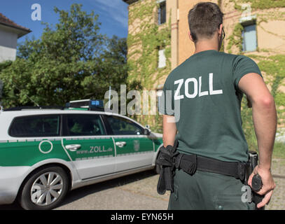 Freiburg, Germania. Il 20 luglio, 2015. Illustrazione - un funzionario doganale con una mano sulla sua arma sorge da un veicolo ufficiale a Friburgo in Germania il 20 luglio 2015. Foto: PATRICK SEEGER/DPA/Alamy Live News Foto Stock