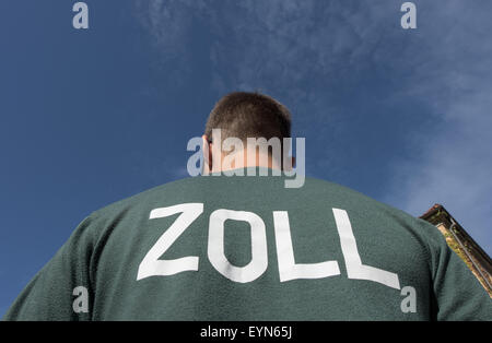 Freiburg, Germania. Il 20 luglio, 2015. Illustrazione - un funzionario doganale nella foto a Friburgo in Germania il 20 luglio 2015. Foto: PATRICK SEEGER/DPA/Alamy Live News Foto Stock