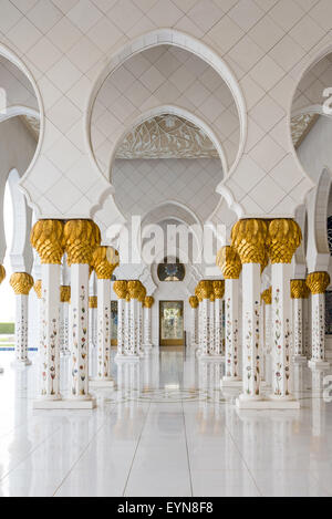 Archi che circondano il cortile centrale della Sheikh Zayed Grande Moschea di Abu Dhabi, Emirati Arabi Uniti Foto Stock