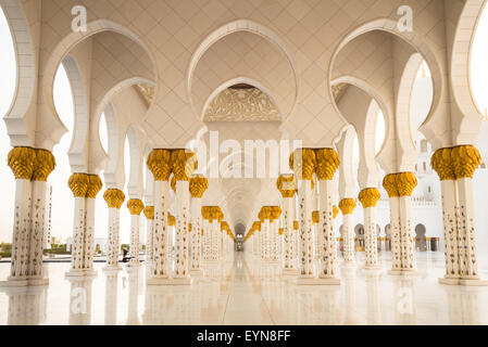 Archi che circondano il cortile centrale della Sheikh Zayed Grande Moschea di Abu Dhabi, Emirati Arabi Uniti Foto Stock