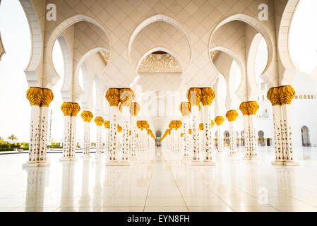 Archi che circondano il cortile centrale della Sheikh Zayed Grande Moschea di Abu Dhabi, Emirati Arabi Uniti Foto Stock