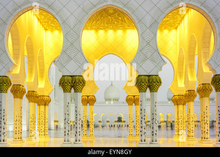 Archi che circondano il cortile centrale di Sheikh Zayed Grande Moschea di Abu Dhabi, Emirati Arabi Uniti Foto Stock