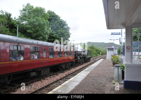 Il treno giacobita passando attraverso Lochailort Foto Stock