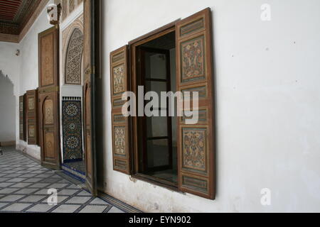 Decorate con ante in legno di Palazzo Bahia nella Medina di Marrakech, Marocco Foto Stock