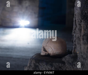 Teschi nel cimitero di Fontanel, Sanità trimestre Napoli Foto Stock