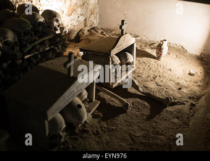 Teschi nel cimitero di Fontanel, Sanità trimestre Napoli Foto Stock