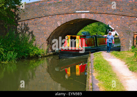 Canal stretta andando in barca sotto il ponte su Birmingham e Fazeley Canal vicino alla serratura 6, Sutton Coldfield West Midlands, Regno Unito Foto Stock