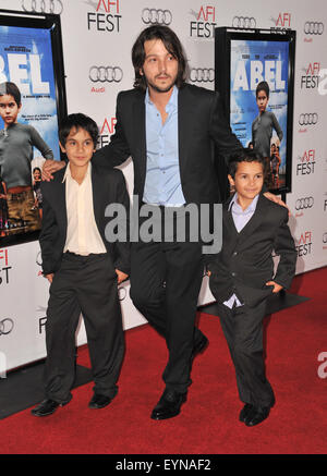 LOS ANGELES, CA - 7 Novembre 2010: Direttore Diego Luna con attori Gerardo Ruiz-Esparza & Christopher Ruiz-Esparza all'AFI Fest premiere del loro film 'Abel' a Grauman's Chinese Theater di Hollywood. Foto Stock