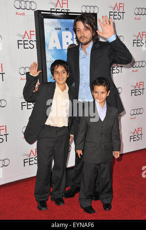 LOS ANGELES, CA - 7 Novembre 2010: Direttore Diego Luna con attori Gerardo Ruiz-Esparza & Christopher Ruiz-Esparza all'AFI Fest premiere del loro film 'Abel' a Grauman's Chinese Theater di Hollywood. Foto Stock