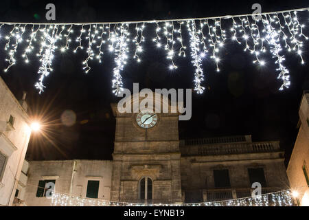 La torre dell orologio e illuminazione a Cisternino Foto Stock