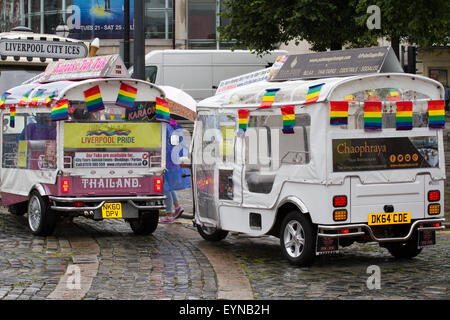 Custom-made in stile thailandese tuk tuks, elettrico auto-rickshaws, Liverpool, Merseyside, Regno Unito Foto Stock