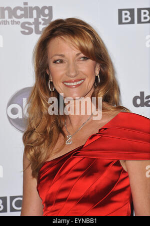 LOS ANGELES, CA - 1 Novembre 2010: Jane Seymour presso il duecentesimo episodio parte per Ballando con le stelle a Boulevard 3 a Hollywood. Foto Stock