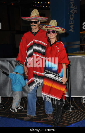 LOS ANGELES, CA - 30 ottobre 2010: Mary Lynn Rajskub & marito Matthew Rolph & figlio Valentine presso il Los Angeles premiere di 'MegaMind" presso il Teatro Cinese di Mann, Hollywood. Foto Stock