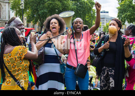 Paliament Square, Westminster London, 1 agosto 2015. Migliaia di nero londinesi, Rastafarians ed i loro sostenitori arriva a Piazza del Parlamento a seguito di un marzo da Brixton, come parte del Movimento Rastafari UK emancipazione giorno per chiedere risarcimenti da parte del governo britannico per il commercio di schiavi. Foto Stock