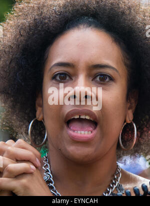 Paliament Square, Westminster London, 1 agosto 2015. Migliaia di nero londinesi, Rastafarians ed i loro sostenitori arriva a Piazza del Parlamento a seguito di un marzo da Brixton, come parte del Movimento Rastafari UK emancipazione giorno per chiedere risarcimenti da parte del governo britannico per il commercio di schiavi. Foto Stock