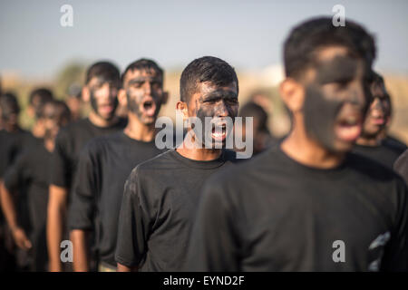 La striscia di Gaza. 1 agosto, 2015. Giovani palestinesi uomini prendono parte ad una esercitazione militare di liberazione giovani Summer Camp, organizzata dal Movimento di Hamas nella città di Gaza, su dal 1 agosto 2015. Hamas in scena decine di militari dei campi estivi per i giovani palestinesi nella striscia di Gaza per prepararli a 'confrontarsi con ogni possibile attacco israeliano", hanno detto gli organizzatori. Credito: Wissam Nassar/Xinhua/Alamy Live News Foto Stock