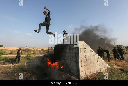 La striscia di Gaza. 1 agosto, 2015. Giovani palestinesi uomini prendono parte ad una esercitazione militare di liberazione giovani Summer Camp, organizzata dal Movimento di Hamas nella città di Gaza, su dal 1 agosto 2015. Hamas in scena decine di militari dei campi estivi per i giovani palestinesi nella striscia di Gaza per prepararli a 'confrontarsi con ogni possibile attacco israeliano", hanno detto gli organizzatori. Credito: Wissam Nassar/Xinhua/Alamy Live News Foto Stock