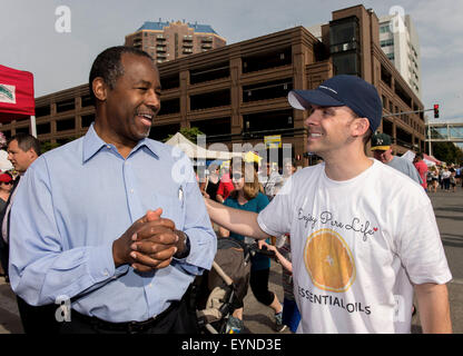 Des Moines, Iowa, USA. 01 Ago, 2015. Il candidato presidenziale DR. BEN CARSON campagne a Des Moines mercato agricolo. Credito: Brian Cahn/ZUMA filo/Alamy Live News Foto Stock