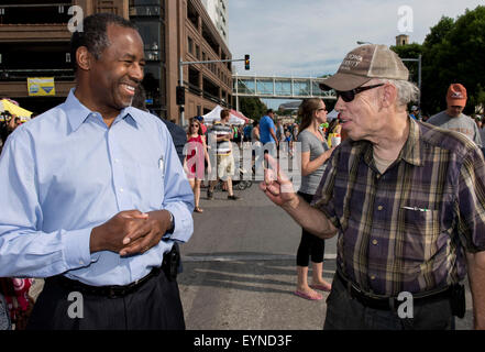 Des Moines, Iowa, USA. 01 Ago, 2015. Il candidato presidenziale DR. BEN CARSON campagne a Des Moines mercato agricolo. Credito: Brian Cahn/ZUMA filo/Alamy Live News Foto Stock