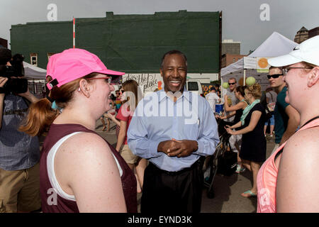 Des Moines, Iowa, USA. 01 Ago, 2015. Il candidato presidenziale DR. BEN CARSON campagne a Des Moines mercato agricolo. Credito: Brian Cahn/ZUMA filo/Alamy Live News Foto Stock