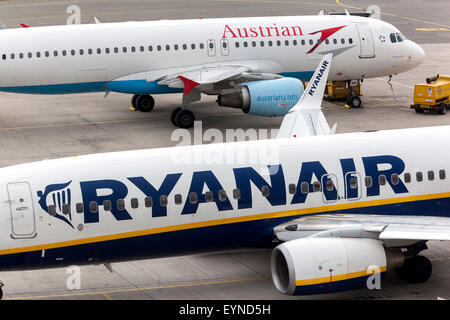 Boeing 737 Ryanair e Airbus A320 austriaco nella pista , Danubio Blu Aeroporto di Linz Foto Stock