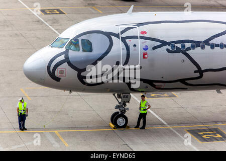 Airbus A321 nose Niki Airlines sulla pista Blue Danube Airport Linz Austria Foto Stock