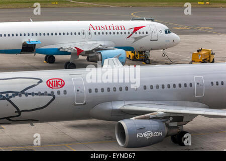 Airbus A321 Niki e Airbus A320 Austrian su Tamrac, Aeroporto Blue Danube di Linz Foto Stock