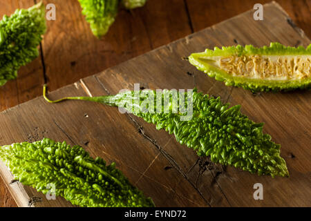 Materie organiche verde melone amaro su un tagliere Foto Stock