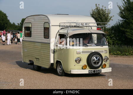 Un vintage retrò anni settanta VW CAMPER VAN Foto Stock