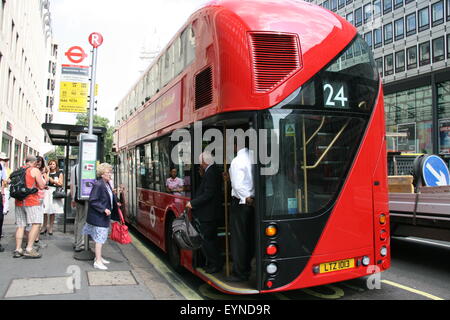 Una vista posteriore di un rosso Londra nuovo ROUTEMASTER BUS BORISMASTER MOSTRA APRIRE LO SPORTELLO POSTERIORE E IL CONDUTTORE Foto Stock