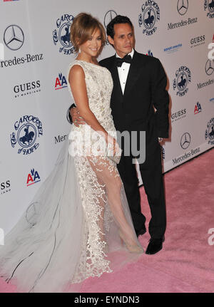 LOS ANGELES, CA - Ottobre 23, 2010: Jennifer Lopez e il marito Marc Anthony al xxxii anniversario Giostra della sfera di speranza presso il Beverly Hilton Hotel. Foto Stock