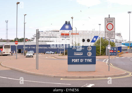 Porto di Tyne continental terminale passeggeri e DFDS auto traghetto passeggeri ancorato davanti alla Newcastle Amsterdam viaggio Foto Stock