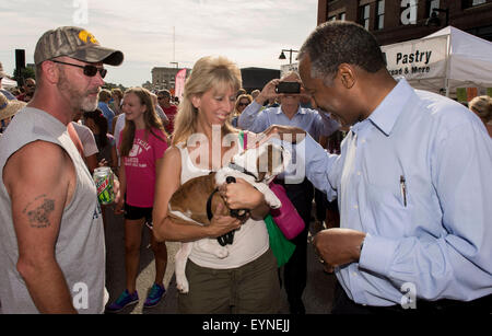 Des Moines, Iowa, USA. 01 Ago, 2015. Il candidato presidenziale DR. BEN CARSON campagne a Des Moines mercato agricolo. Credito: Brian Cahn/ZUMA filo/Alamy Live News Foto Stock